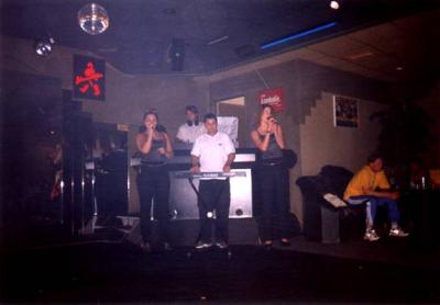 Vystoupení skupiny Bass Systém v disco Na Klondike v Radotíně
